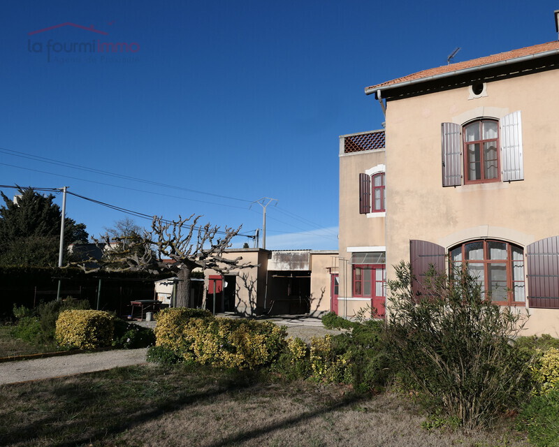 Une Maison Mitoyenne R+2 avec annexes et jardin à Salin de Giraud.  - Façade 
