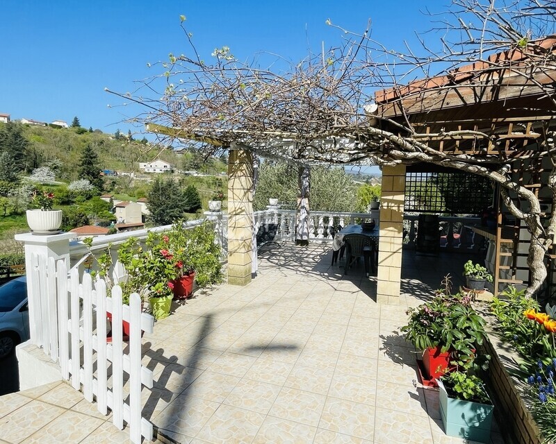Charme de l’ancien et confort moderne 4 ch, garage - terrsse 80 m² By Lf immo Mornant pascale vartanian 