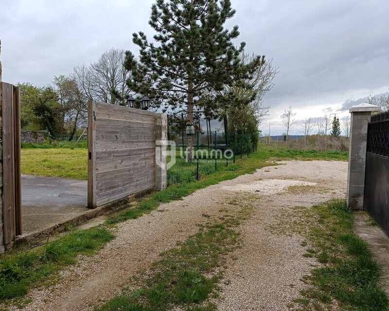 Terrain constructible d'environ 2400 m² avec puit, vue champêtre. - Img20230415150420