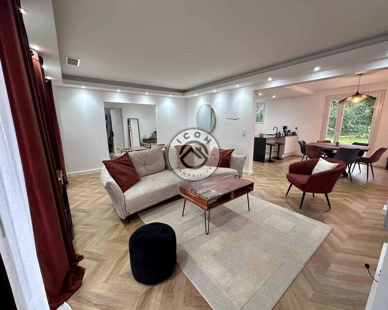 Maison T4 de 117m2 entièrement meublée sur 2530m2 - Salon