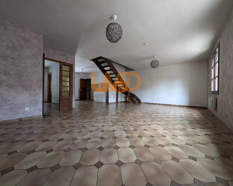 Maison de Village avec Grande Terrasse et Local Commercial - 3b6918d2-d793-4413-9fd5-f2ab67469b9e