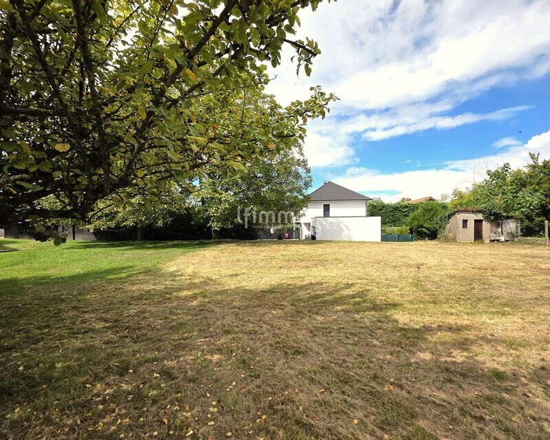 Beau terrain constructible au calme - 0000